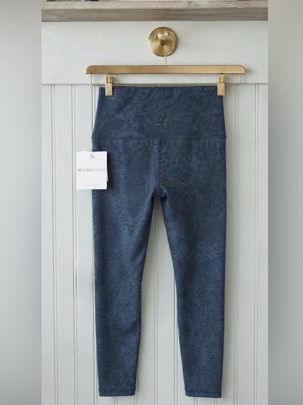 NWT Beyond Yoga Large Lux High Waisted
Midi Legging TIGHT Speckle Blue